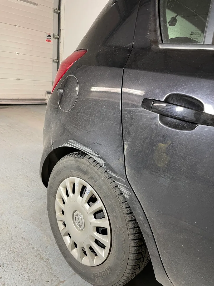 Opel Corsa Seitenwand hinten — vor der Aufbereitung