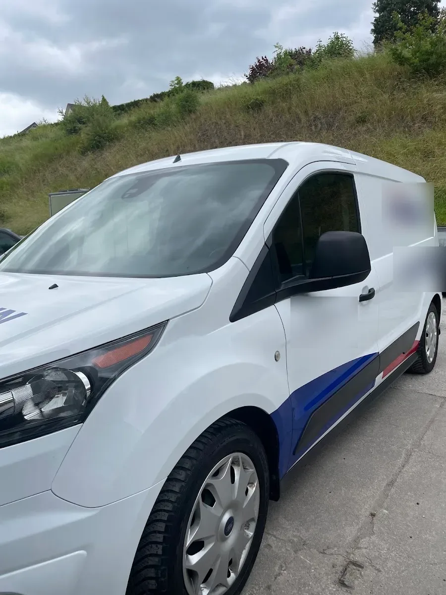 Weisser Ford Transit Connect Firmentransporter mit Folienbeschriftung, Seite und Front sauber und glaenzend.